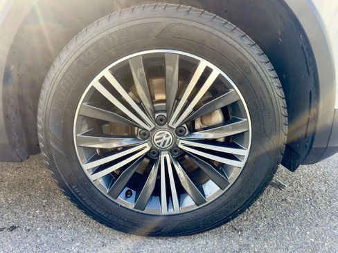 Used 2018 Volkswagen Tiguan SEL AWD/4WD image 13