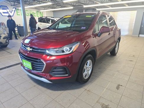 Used 2022 Chevrolet Trax LT w/ LT Convenience Package image 3