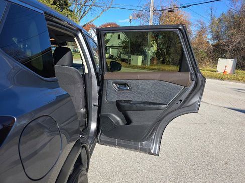Used 2023 Nissan Rogue SV image 35