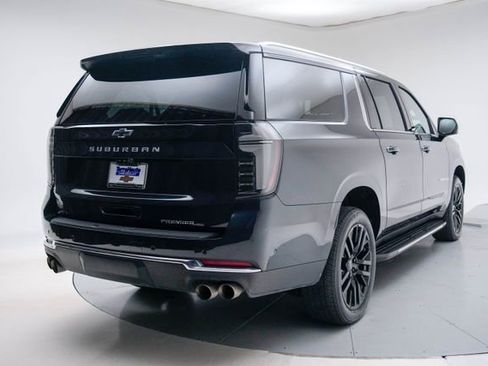 Used 2025 Chevrolet Suburban Premier image 6
