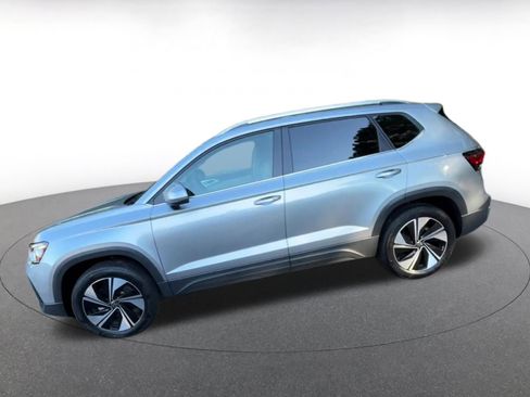 Used 2025 Volkswagen Taos SE image 9