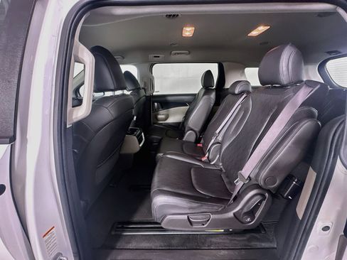 Used 2025 Kia Carnival FWD image 28