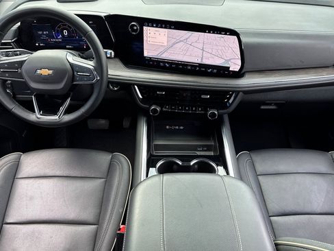 Used 2025 Chevrolet Suburban Premier image 16