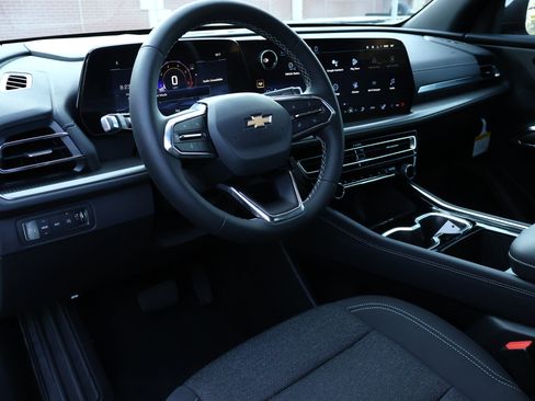 New 2026 Chevrolet Traverse LT w/ Driver Confidence Package AWD/4WD image 3