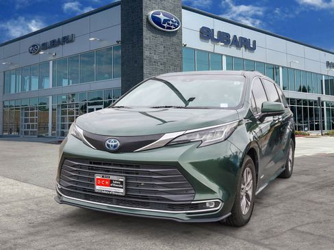 Used 2021 Toyota Sienna XLE w/ XLE Plus Package image 1