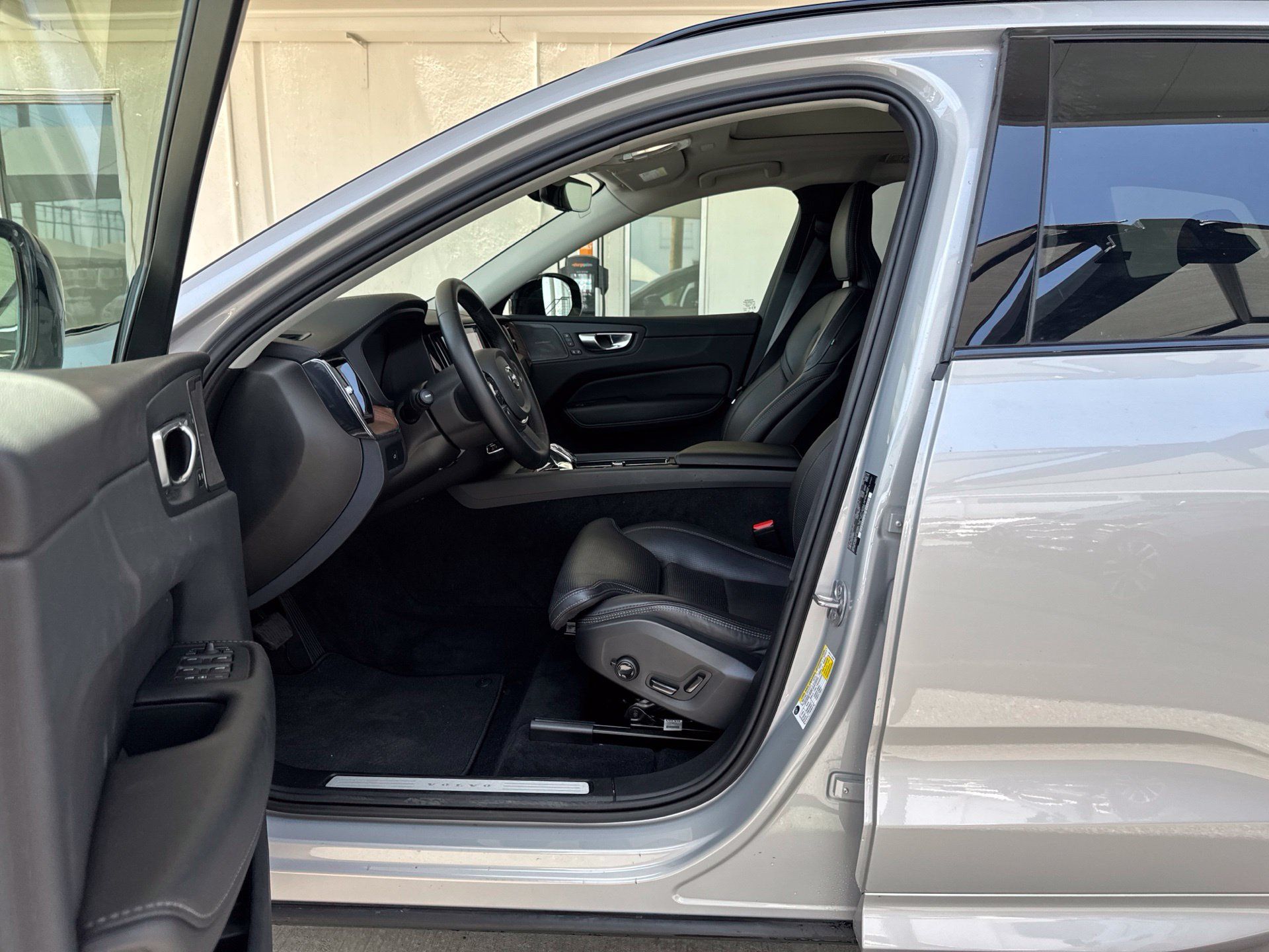 Certified 2023 Volvo XC60 B5 Ultimate w/ Climate Package FWD image 12