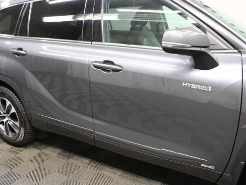 Used 2021 Toyota Highlander XLE AWD/4WD image 33