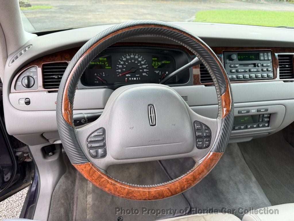 Used 1999 Lincoln Town Car Signature RWD image 7