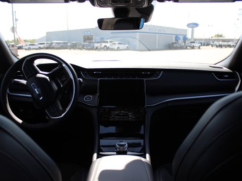 New 2025 Jeep Grand Cherokee Altitude image 14