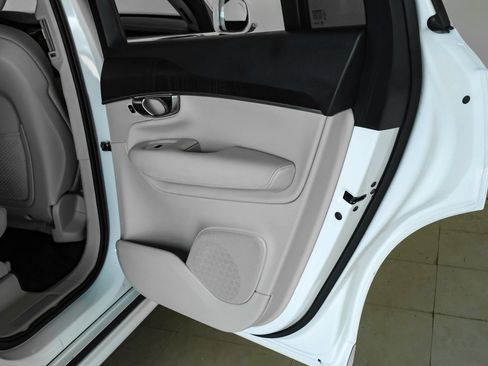 Used 2020 Volvo XC90 T5 Momentum w/ Protection Package Premier FWD image 37