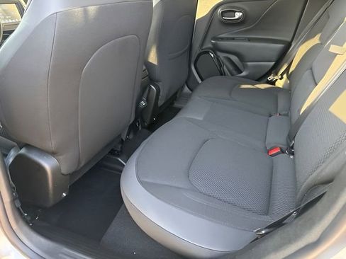 Used 2018 Jeep Renegade Altitude AWD/4WD image 10