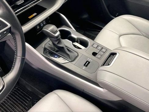 Used 2024 Toyota Highlander XLE FWD image 17