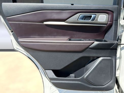 Certified 2025 Ford Explorer Platinum RWD image 25