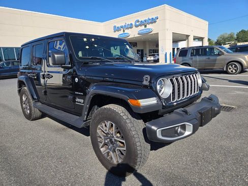 Used 2024 Jeep Wrangler Unlimited Sahara w/ Technology Group AWD/4WD image 3