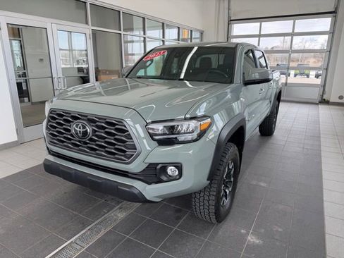 Used 2023 Toyota Tacoma TRD Off-Road w/ TRD Premium Off Road Package image 3