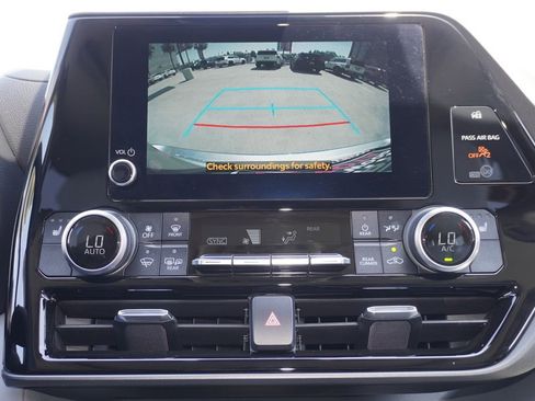 Used 2023 Toyota Highlander XLE AWD/4WD image 18