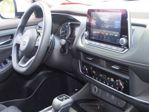 Used 2023 Nissan Rogue SV image 10