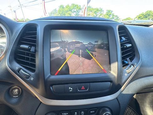 Used 2015 Jeep Cherokee Latitude w/ Comfort/Convenience Group AWD/4WD image 28