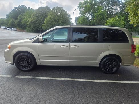 Used 2014 Dodge Grand Caravan SXT FWD image 4
