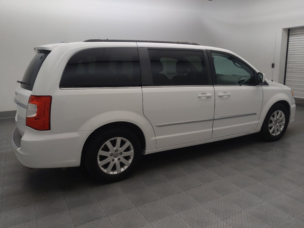 Used 2016 Chrysler Town & Country Touring FWD image 10