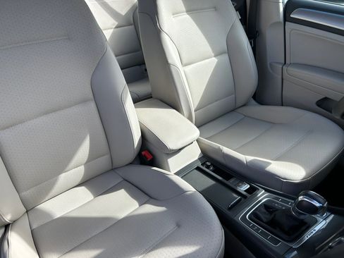 Used 2015 Volkswagen e-Golf SEL Premium image 36