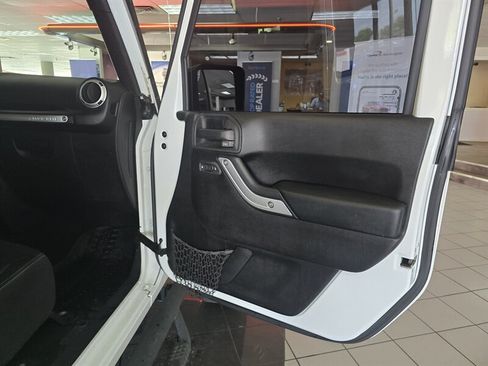 Used 2015 Jeep Wrangler Unlimited Sahara w/ Dual Top Group AWD/4WD image 12