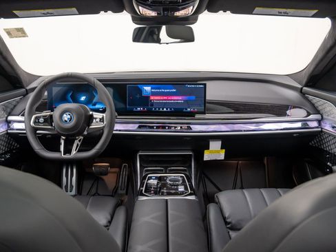 New 2025 BMW i7 M70 image 10
