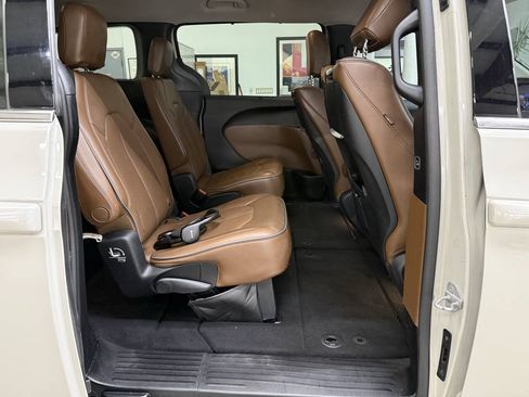 Used 2017 Chrysler Pacifica Limited w/ UConnect Theater Package FWD image 14