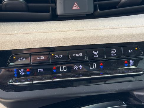 Used 2022 Buick Envision Avenir w/ Technology Package II FWD image 27