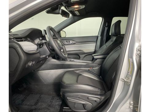 Used 2024 Jeep Compass Latitude image 11