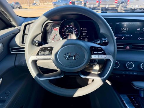 Used 2021 Hyundai Elantra SE w/ Cargo Package image 16