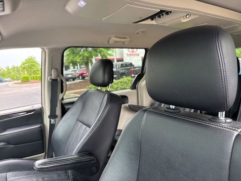 Used 2013 Chrysler Town & Country Touring FWD image 8