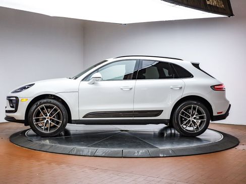Used 2025 Porsche Macan image 2