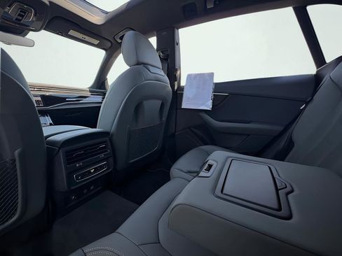 Used 2019 Audi Q8 Premium image 18
