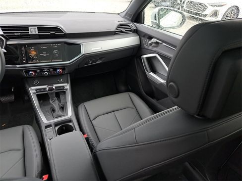 New 2025 Audi Q3 2.0T Premium image 25