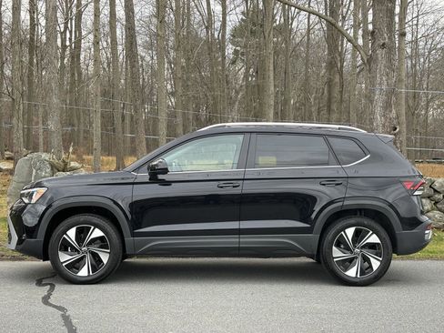 Used 2025 Volkswagen Taos SE w/ Panoramic Sunroof Package image 9