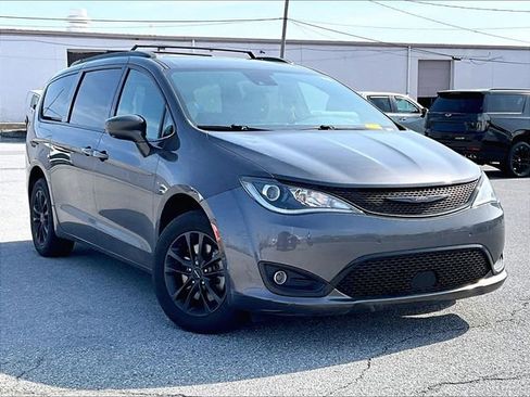 Used 2020 Chrysler Pacifica Touring-L w/ Advanced Safetytec Group image 1