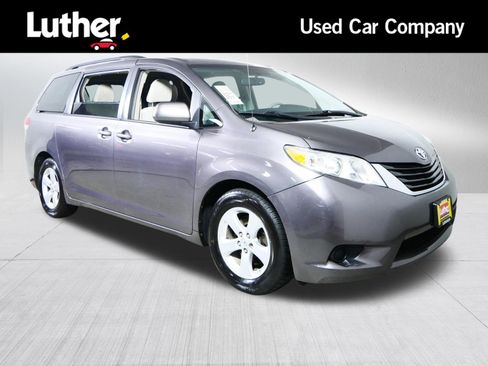 Used 2012 Toyota Sienna LE image 1