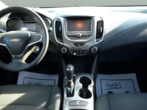 Used 2017 Chevrolet Cruze LT FWD image 10