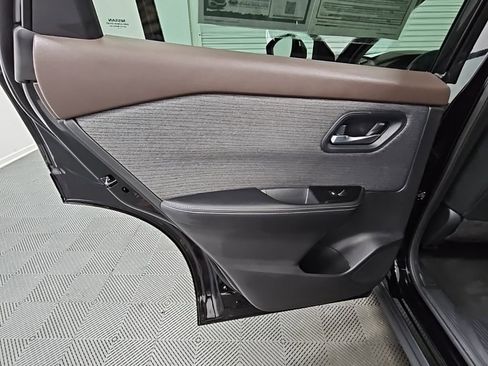 Used 2023 Nissan Rogue SV image 29