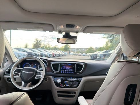 Used 2017 Chrysler Pacifica Limited FWD image 27