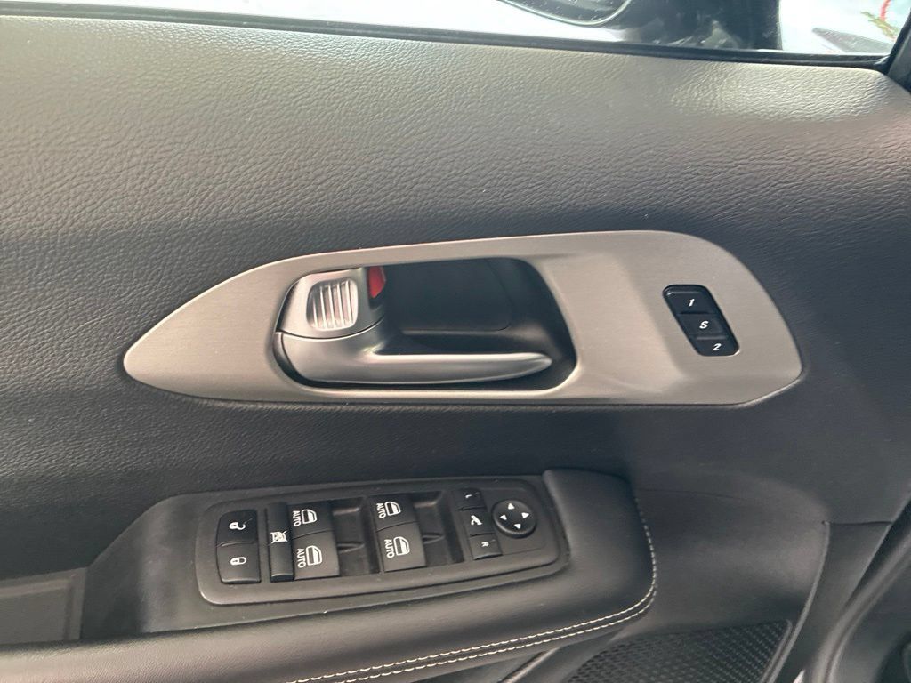Used 2023 Chrysler Pacifica Limited w/ S Appearance Package FWD image 15