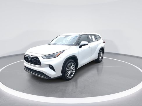 Used 2023 Toyota Highlander Platinum image 4
