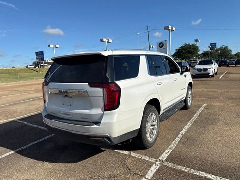 Used 2024 GMC Yukon SLT w/ SLT Luxury Package AWD/4WD image 5