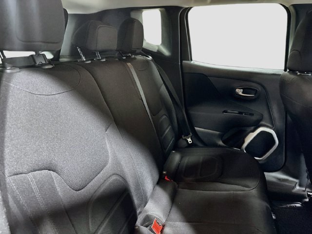 Used 2018 Jeep Renegade Latitude w/ Cold Weather Group FWD image 21