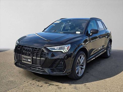 Used 2025 Audi Q3 2.0T Premium w/ Black Optic Sport Package AWD/4WD image 4