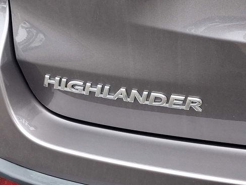 Used 2019 Toyota Highlander SE image 29