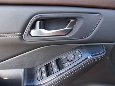 Used 2023 Nissan Rogue SV w/ SV Premium B Package image 19