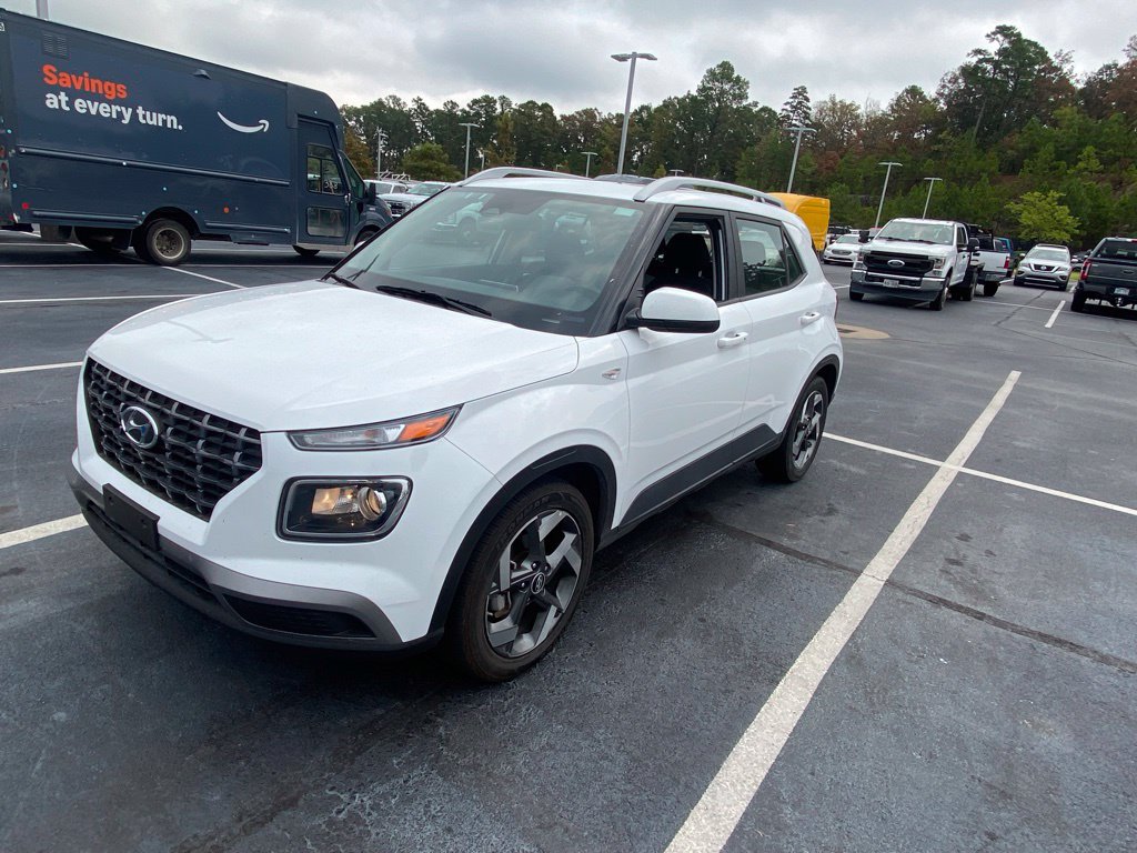 Used 2025 Hyundai Venue SEL FWD image 3