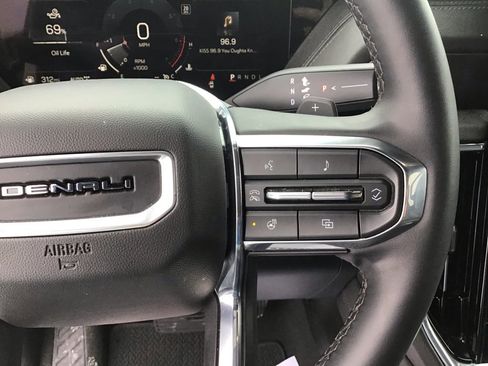 Used 2025 GMC Yukon XL Denali image 33